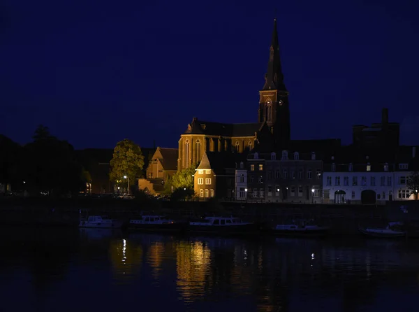 Maastricht gece, Hollandalı şehir limandaki tekneler ve eski şehir, Hollanda, Avrupa Sint Martinuskerk kilisede Maas nehri üzerinde — Stok fotoğraf