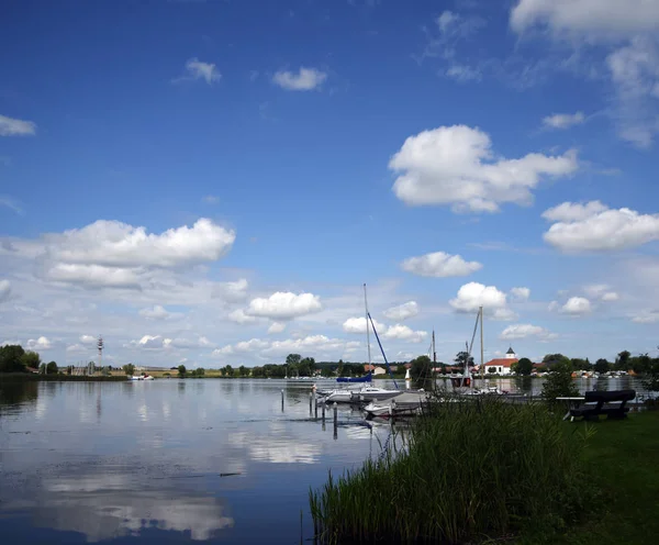 Ośrodek wypoczynkowy Rhodes nad jeziorem w północnej Francji, niebieski niebo z białe chmury, Raj wakacje z łodzi i jachtów — Zdjęcie stockowe