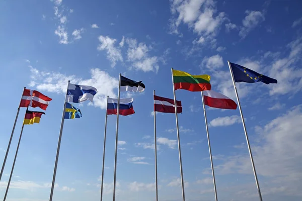 Bandeiras de diferentes países, símbolos ou sinais nacionais da Dinamarca, Alemanha, Finlândia, Suécia, Estónia, Rússia, Áustria, Lituânia, Polónia e Europa — Fotografia de Stock