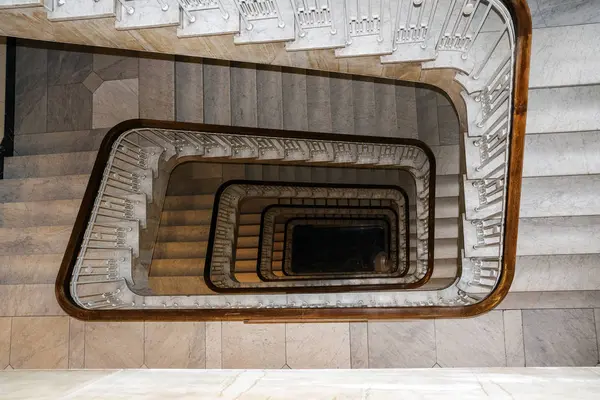 Stary kwadratowych spiralne schody sprawy z góry — Zdjęcie stockowe