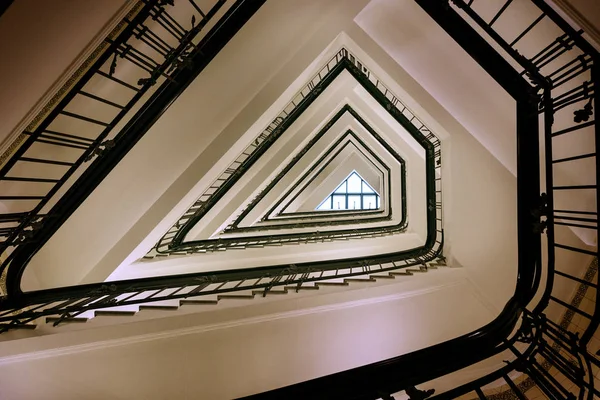 Alte dreieckige Wendeltreppe von unten — Stockfoto