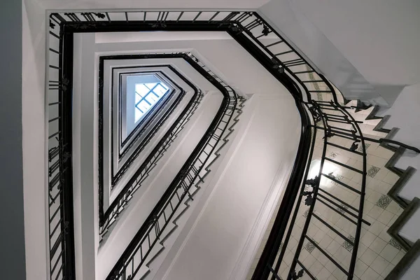 Starzy trójkątne spiralne schody wypadku od dołu — Zdjęcie stockowe
