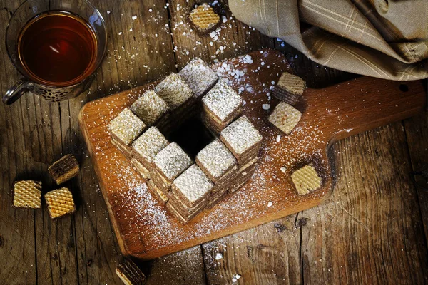 Kue wafel yang dibuat ke tangga penrose yang mustahil, yang selalu naik ke atas, metafora makanan — Stok Foto