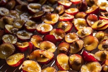 Kırmızı Erik kek ızgara, gıda veya fırın arka plan için dilimlenmiş