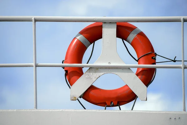 Rettungsgurt, Rettungsboje, roter Rettungsring an einem weißen Geländer eines Kreuzfahrtschiffes — Stockfoto