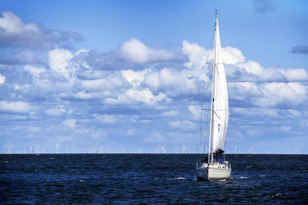 Bateau à voile blanc sur la mer bleue contre le ciel avec des nuages, espace de copie — Photo