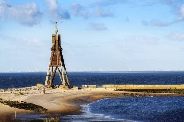 Kugelbake, régi tenger árapálysíkságai és landmark ellen a kék ég, a város, Cuxhaven, Németország — Stock Fotó