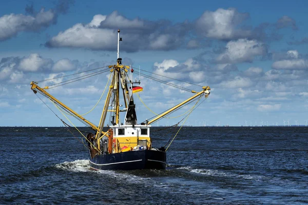 Bateau de pêche aux crabes ou crevettes sur la mer du Nord sous un ciel bleu nuageux — Photo