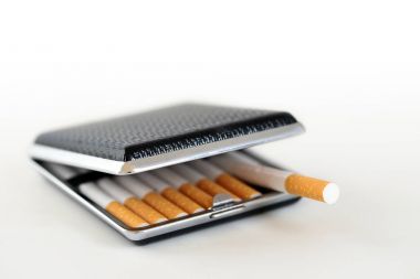 siyah ve Gümüş sigaralık tütün filtre sigara ile arka plan beyaz için kopya alanı siliniyor