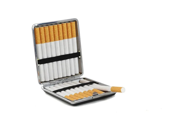 Estuche de cigarrillos con filtro de tabaco, aislado con pequeñas sombras sobre un fondo blanco — Foto de Stock