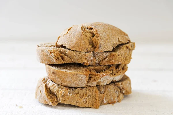 Frisches, in Scheiben geschnittenes Vollkornbrot in einem Haufen, hellgrauer Hintergrund, Nahaufnahme — Stockfoto