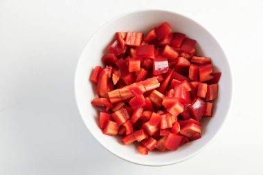 kırmızı biber, sebze bir ışık gri arka plan üzerinde beyaz bir kase içinde hazırlanan dilimlenmiş Kopyala yer