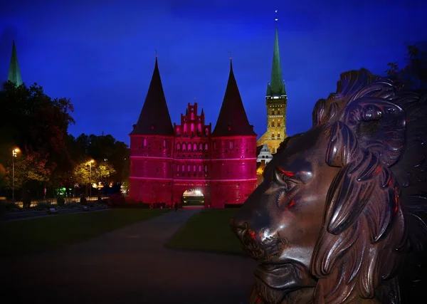 Hari internasional gadis itu, holstentor di luebeck merah muda diterangi, seperti banyak landmark lainnya di seluruh dunia untuk tanggal 11 Oktober — Stok Foto