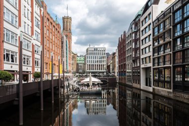 Hamburg, Almanya - 28 Ağustos 2017: Cafe filosunda, bleichenfleet bir duba üzerinde tipik su hamburg City Binnenalster'de ofis binası ve Elbe Nehri arasında kanaldır