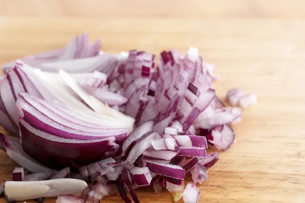 Cipolla rossa affettata su una tavola di legno, primo piano dell'ingrediente per una cucina sana, copiare lo spazio — Foto Stock