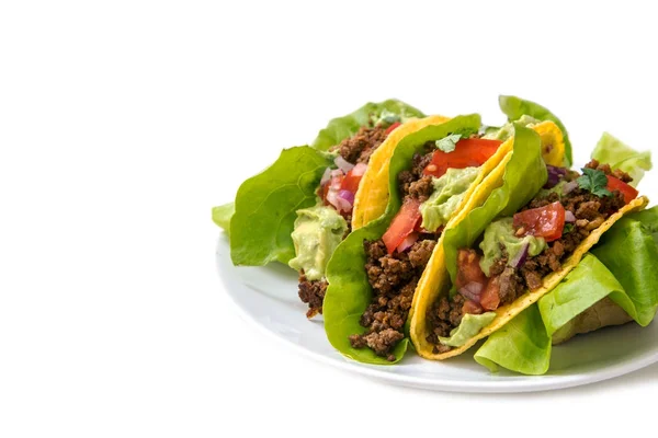 Tacos messicani, gusci di mais croccanti ripieni di carne macinata fritta, salsa di pomodoro e guacamole su sfondo bianco con spazio per la copia — Foto Stock