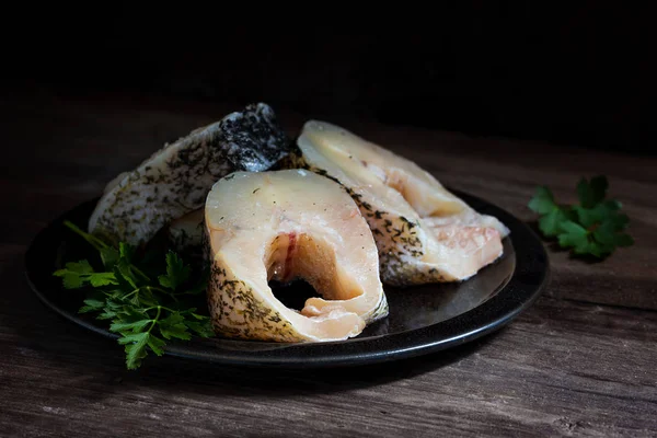 Filetes de lucio del norte crudos, pescado fresco limpiado y preparado para cocinar, asar o freír en una madera rústica oscura, espacio para copiar —  Fotos de Stock