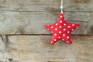 Kırmızı ve beyaz desenli kumaş bir rustik ahşap duvar, büyük kopya alanı ile Noel arka plan asılı yıldız şekli