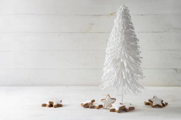 Weihnachtsbaumschmuck aus weißem Draht und Zimtsterne vor rustikalem grauen Holzhintergrund mit Kopierraum — Stockfoto