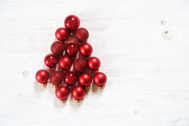 Kırmızı Noel topları beyaz boyalı rustik ahşap, Noel arka plan veya tebrik kartı, yukarıdan, düz üstten görünüm köknar ağacı şeklinde alanı Kopyala
