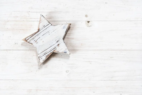 Wit geschilderde houten ster op wit rustiek hout, Kerstmis achtergrond of wenskaart met kopie ruimte, plat bovenaanzicht van bovenaf — Stockfoto