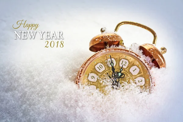Ano novo 2018 conceito, despertador vintage na neve mostra cinco minutos antes das doze, texto — Fotografia de Stock