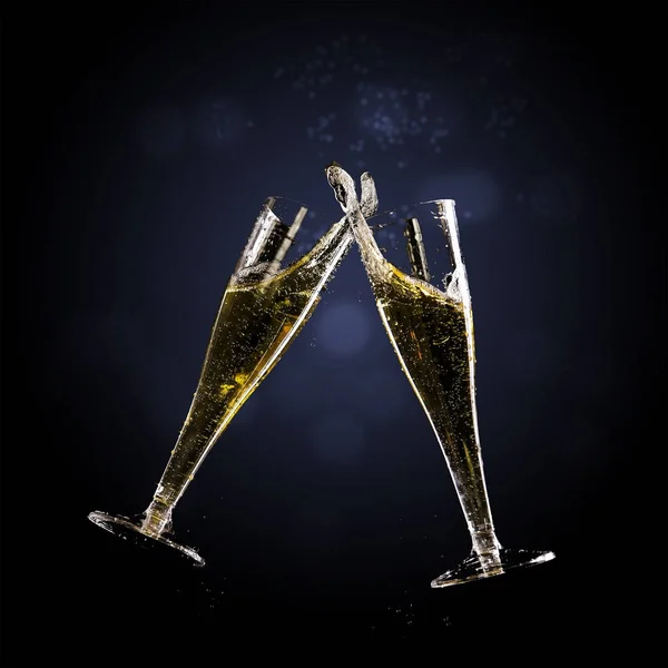 Rosta champagne flöjter med stänk mot en mörk bakgrund, kopiera utrymme — Stockfoto
