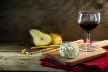 kremsi mavi stilton peyniri, Porto şarabı, armut ve bir kesme tahtası ve karanlık rustik ahşap arka plan, kırmızı bir peçete üzerinde birkaç kırık çubuğu alanı Kopyala
