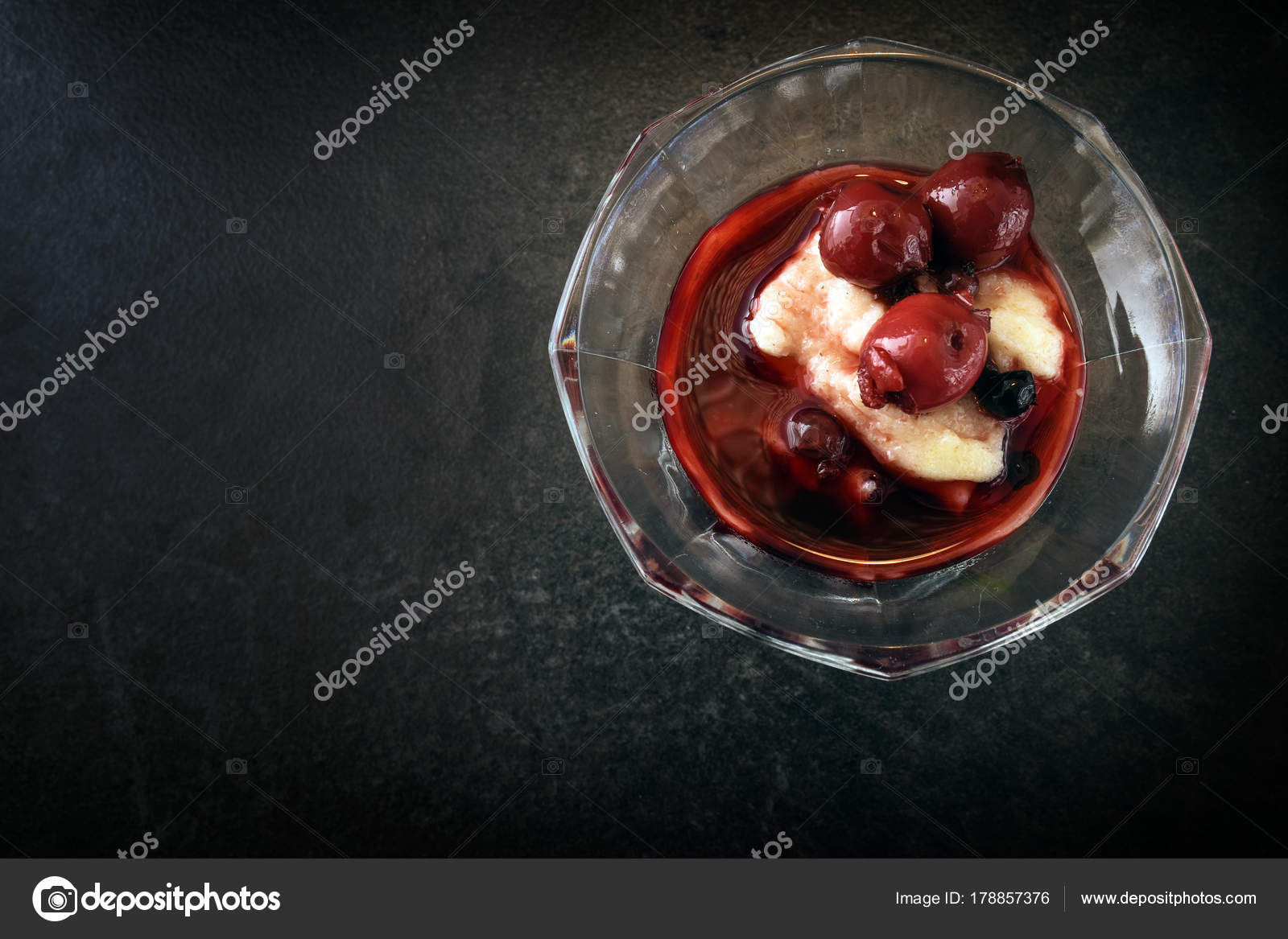 Dessert im Glas, Grießpudding mit Kirschen und