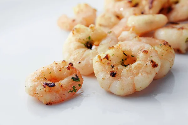 Grilled prawns or shrimps with spices on a light gray background, copy space — Stock Photo, Image