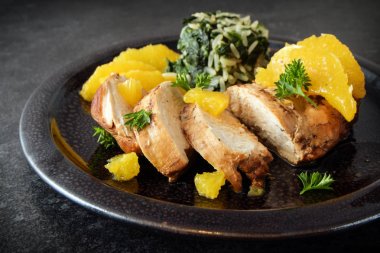 Ispanak pirinç ile portakal dilimleri, sağlıklı bir diyet yemek karanlık arduvaz arka plan üzerinde tavuk göğsü