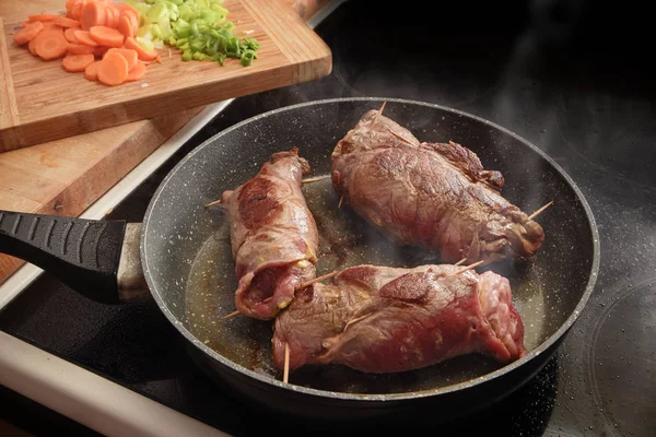 Προετοιμασία roulades βόειο κρέας, κρέας στον ατμό γεμιστά ρολά ψητό σε ένα τηγάνι στη σόμπα, αντίγραφο χώρου — Φωτογραφία Αρχείου