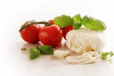 Hafif bir mermer plaka, kopya alanı üzerinde İtalyan caprese, mozzarella, domates ve fesleğen bitki