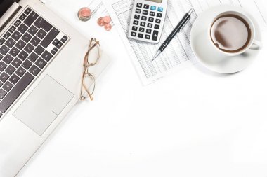 dizüstü bilgisayar, bir beyaz Ofis Masası, iş kavramı finans, Ekonomi, emeklilik ve vergi, sahte kadar kopya alanı yukarıdan üstten görünüm için tablolara, hesap makinesi ve kahve ile mali rapor yazdırılır
