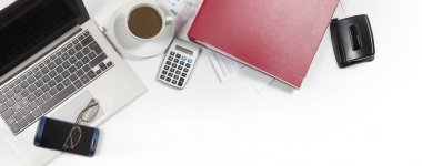 ofis büro dizüstü bilgisayar, klasör, hesap makinesi, kahve, gözlük ve kağıtları, finans, vergi ve yönetim, panoramik başlık biçimi, sahte yukarıda en iyi görünüm için iş kavramı ile kopya alanı ile beyaz