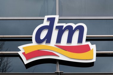 Mantova, Almanya - 1 Şubat 2018: Dm drogeriemarkt mağaza, kozmetik, sağlık ve ev ürünleri perakende eczaneler Alman zinciri logo