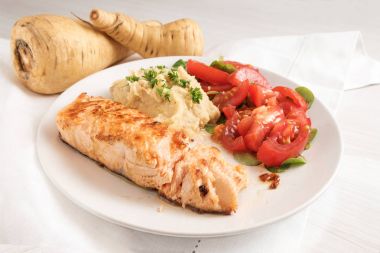 kavrulmuş somon fileto yabani havuç püresi, domates salatası ve maydanoz garnitür, sağlıklı bir diyet yemek beyaz bir tabak ve beyaz masa, seçilen odak