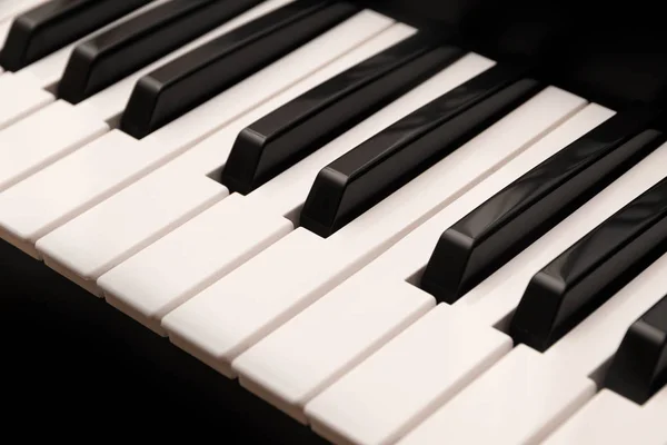 Müzik arka plan olarak siyah ve beyaz tuşlar ile klasik piyano klavye — Stok fotoğraf