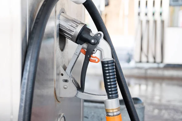 液态汽油或液化石油气站泵用喷嘴为汽车加油 — 图库照片