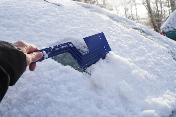 Schnee von der Windschutzscheibe fegen, Winterkonzept für Verkehrssicherheit, Kopierraum — Stockfoto