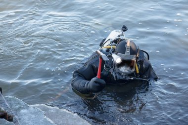 Endüstriyel diver scuba ile dişli ve kıyı takviye su çalışan çekiç