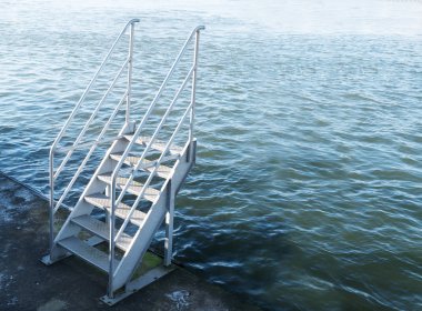 uzay limanı yol yukarı doğru için hiçbir şey, sadece su, metal merdiven kopyalayın