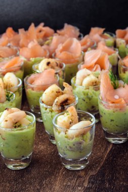 meze parti büfesi karides karides ve avokado krem koyu renkli ahşap, dikey olarak bardaklarda somon ile üzerinde