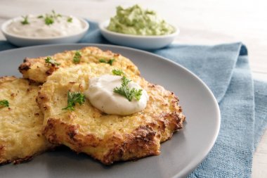 karnabahar, yumurta ve parmesan peyniri ile dips ve maydanoz garnitür mavi bir tabakta sebze rosti kızarmış yakın çekim