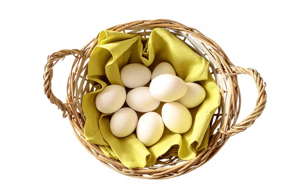 Kosár tele friss az istállóból egy boldog húsvéti tojások csirke elszigetelt fehér háttérrel, magas, szög, kilátás a magasból — Stock Fotó
