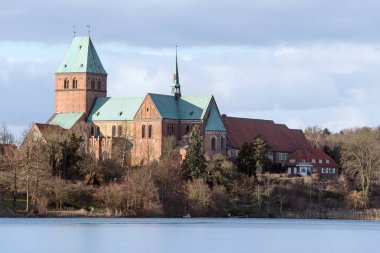 Katedral veya Dom Domsee gölde Marnixkade Ratzeburg kış, bir tarihsel tuğla Romanesk kuzey Almanya'da bina, alanı Kopyala