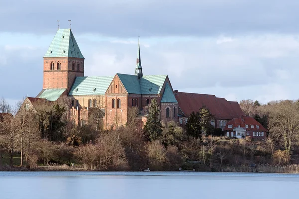 Katedrála nebo Dom Ratzeburg Kuechensee rybníkem v zimě, románská budova staré cihlové při v severním Německu, kopírovat prostor — Stock fotografie
