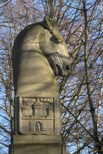 Koňské hlavy sochy z kamene v Ratzeburg, Německo, památník Lauenburg lovci praporu — Stock fotografie