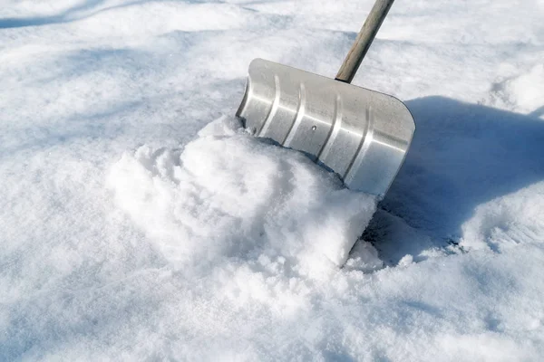 Φτυάρι χιονιού από μέταλλο για απομάκρυνση χιονιού το χειμώνα — Φωτογραφία Αρχείου