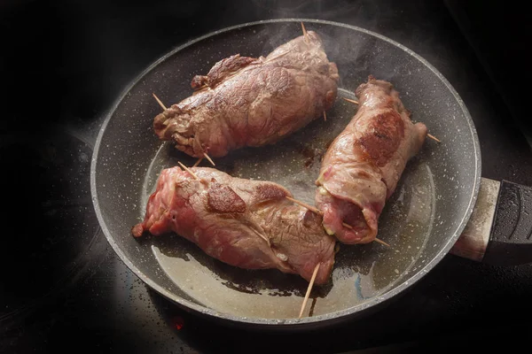 Daging sapi roulades, Jerman boneka daging gulung panggang dalam panci di kompor hitam, menyalin ruang — Stok Foto